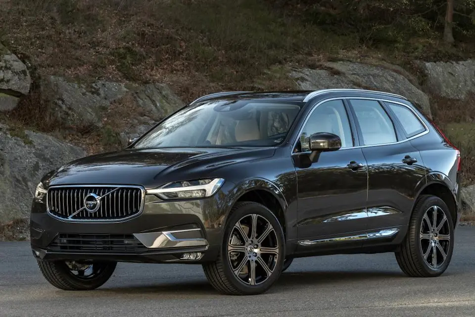 Volvo XC60 در جاده با طراحی چاسی بلند و سیستم تعلیق پیشرفته