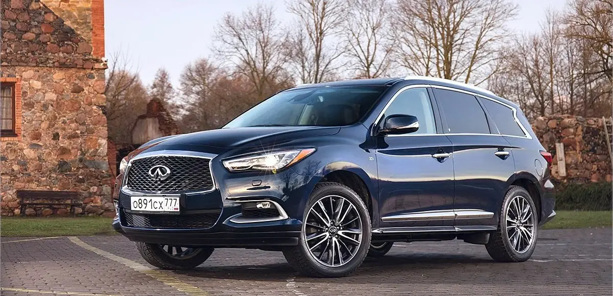 داخلی لوکس اینفینیتی QX60 با نمایشگر بزرگ و کنسول مرکزی پیشرفته