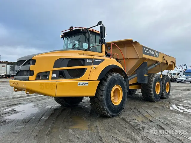 کامیون معدنی Volvo A45G در حال بارگیری در یک معدن بزرگ