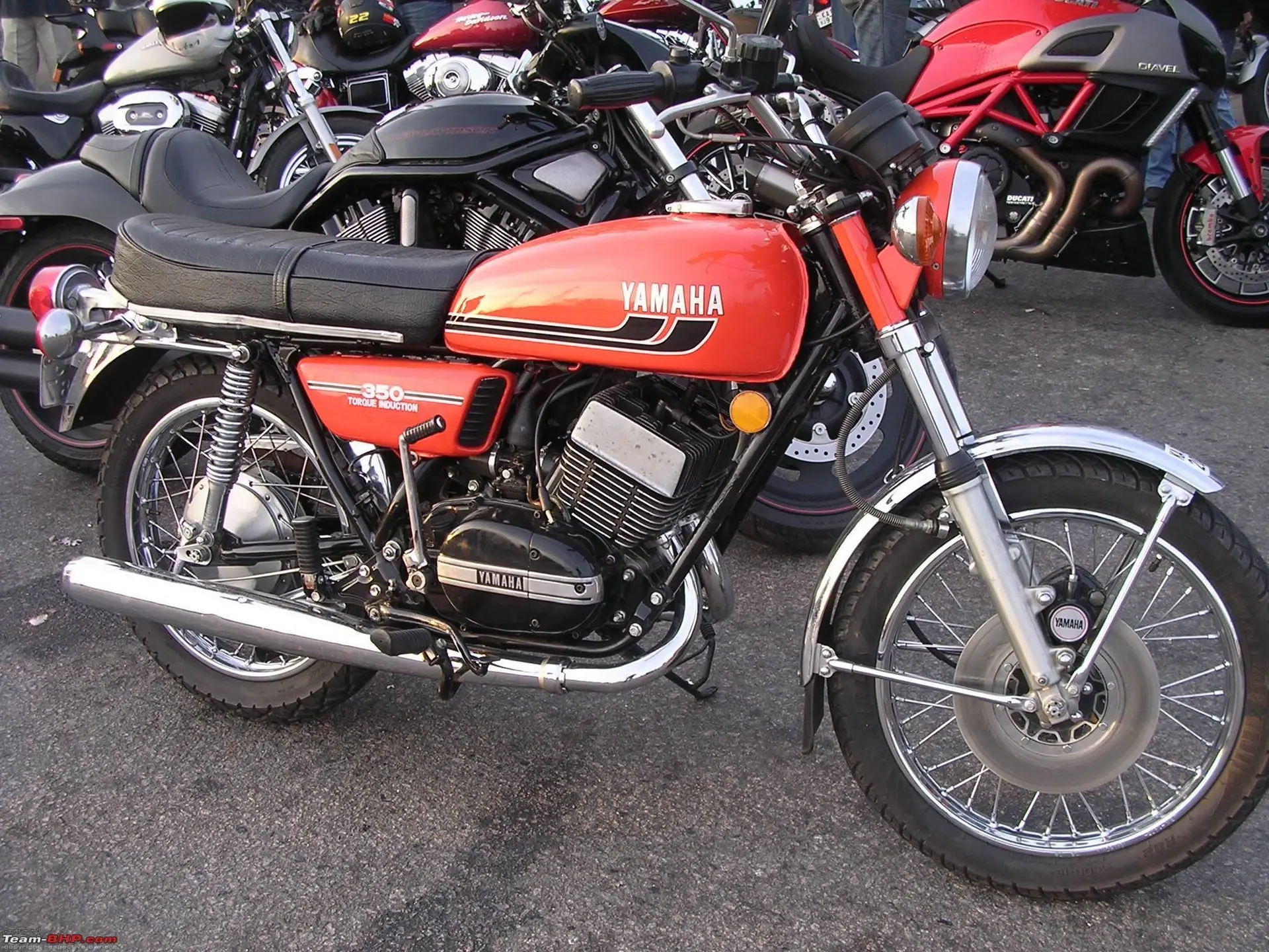 جزئیات موتور چهار سیلندر خطی یاماها RD350 با سیستم سوپاپ و کاربوراتور