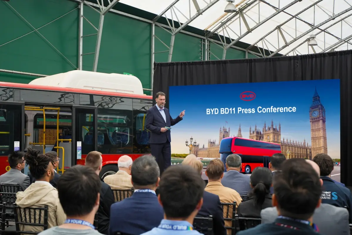اتوبوس برقی دو طبقه BYD BD11 در حال حرکت در خیابان شهری