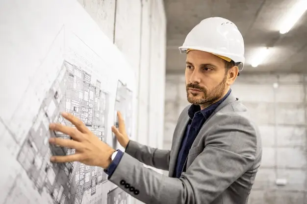 متر مهندسی در حال بررسی نقشه پروژه و تحلیل جزئیات فنی