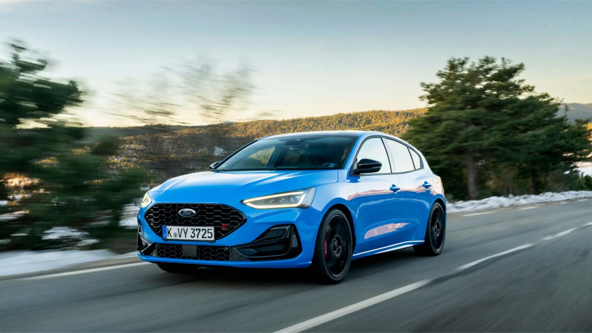 Ford Focus در شرایط جاده‌ای با برف و نورهای طبیعی