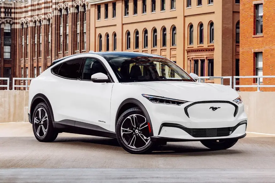 داخل کابین Mustang Mach-E با صفحه نمایش مرکزی بزرگ و طراحی مدرن