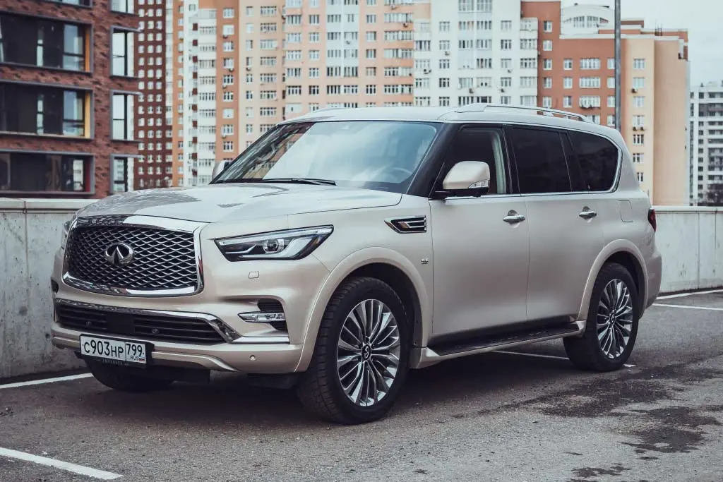 طراحی بیرونی اینفینیتی QX80 با گریل بزرگ و چراغهای LED پیشرفته
