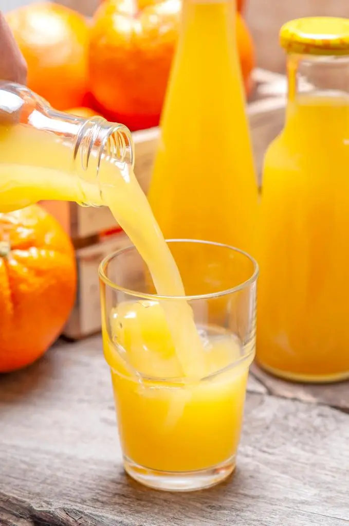 آبمیوه پرتقال تازه و طبیعی