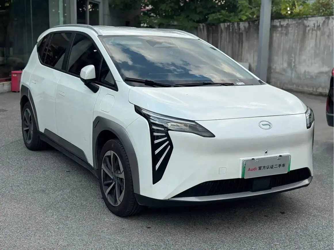 طراحی خارجی گک آیون Y با خطوط مدرن و نورهای LED