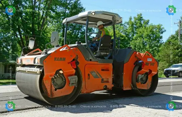 غلتک راه‌سازی Hamm HD 140i در حال عملیات تراکم آسفالت