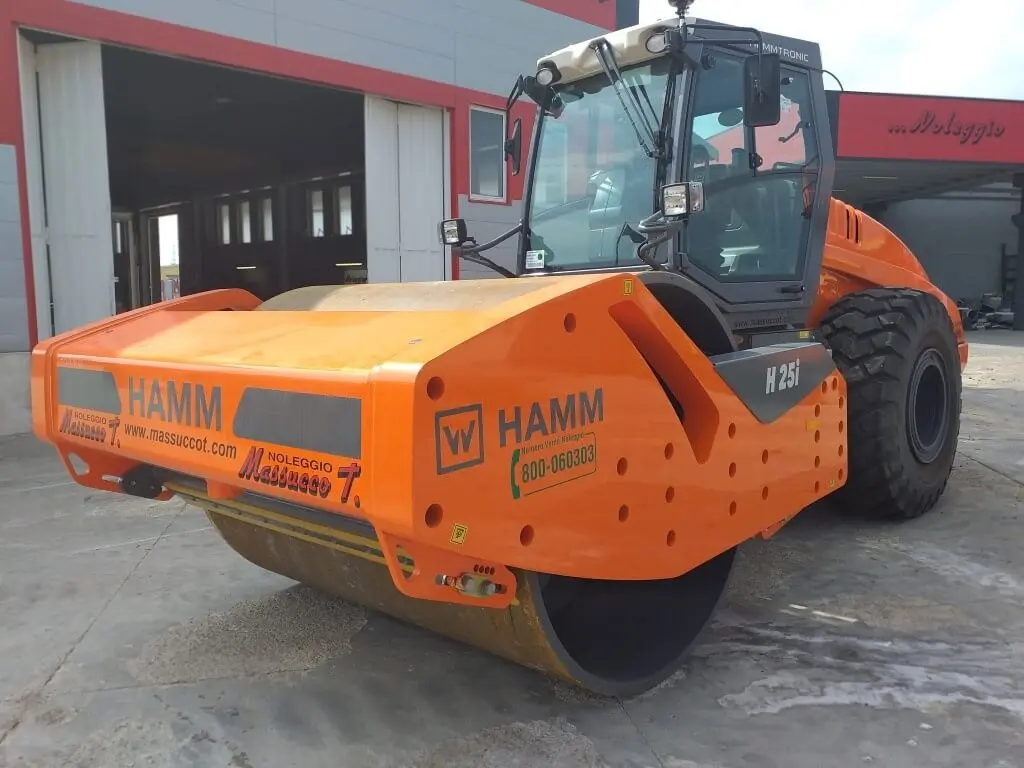 غلتک خاک‌زدایی Hamm H 25i در حال عملیات فشرده‌سازی در یک پروژه عمرانی