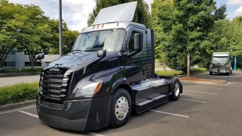 کامیون برقی Freightliner eCascadia در حال حرکت در جاده