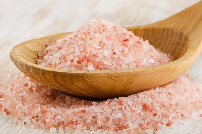 نمک صورتی هیمالیا در قاشق چوبی با دقت و کیفیت بالا