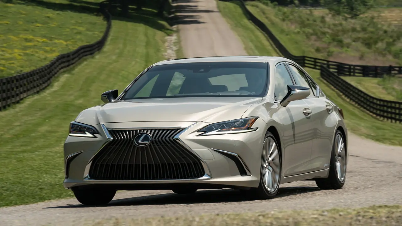 داشبورد و کابین داخلی Lexus ES با صفحه نمایش بزرگ و دکمه‌های کنترل الکترونیکی