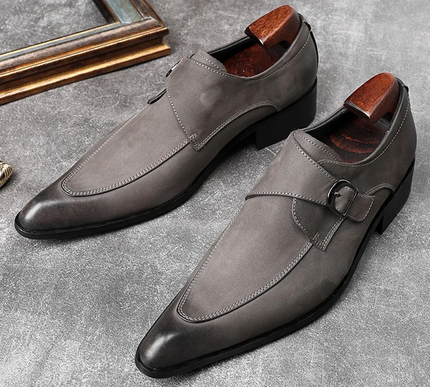 نمونه کفش اکساکو با طراحی ساده و چرمی