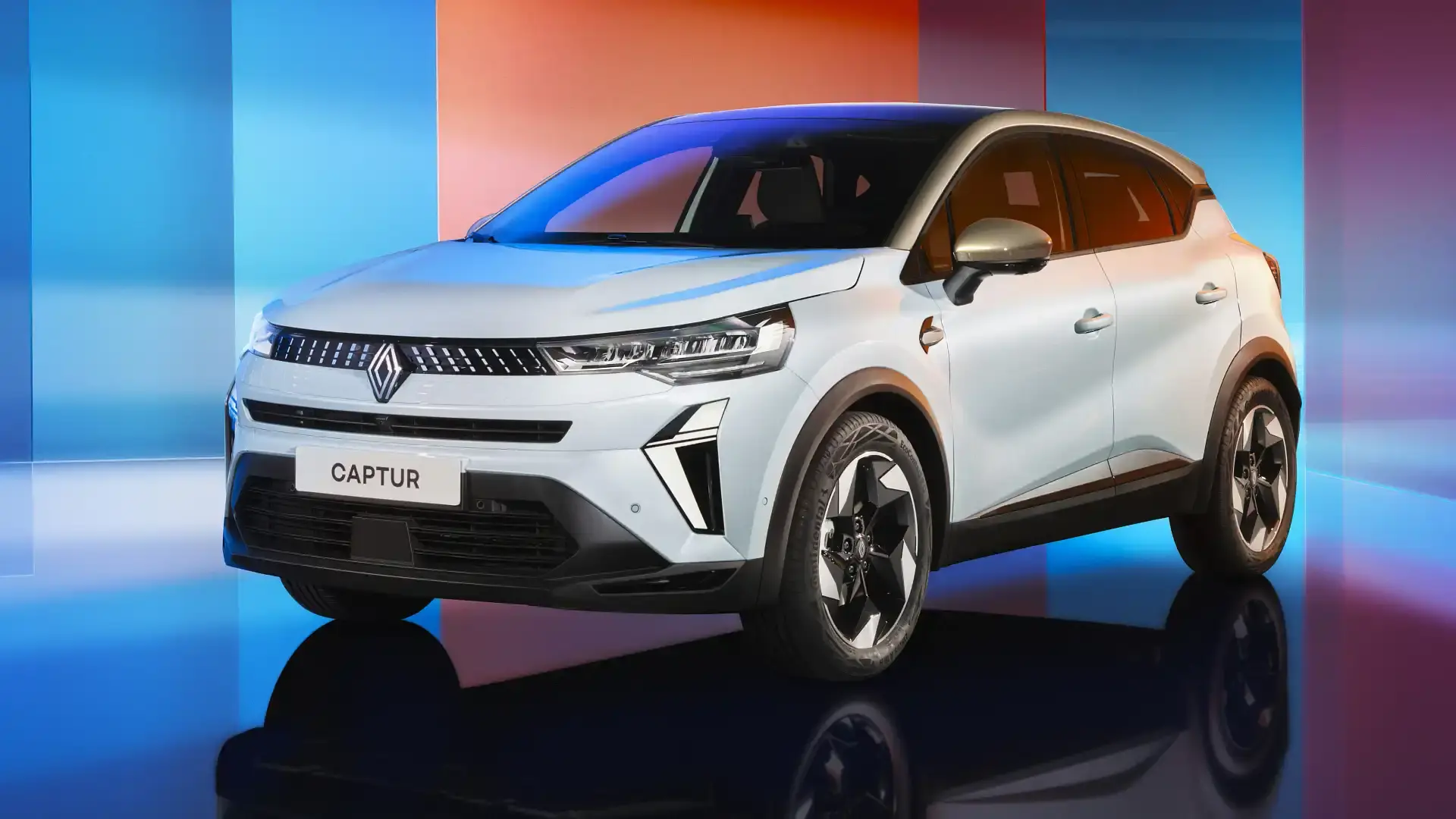 فضای بار رنو کپچر با صندلیهای جمعشونده و دربهای عقب کاربردی