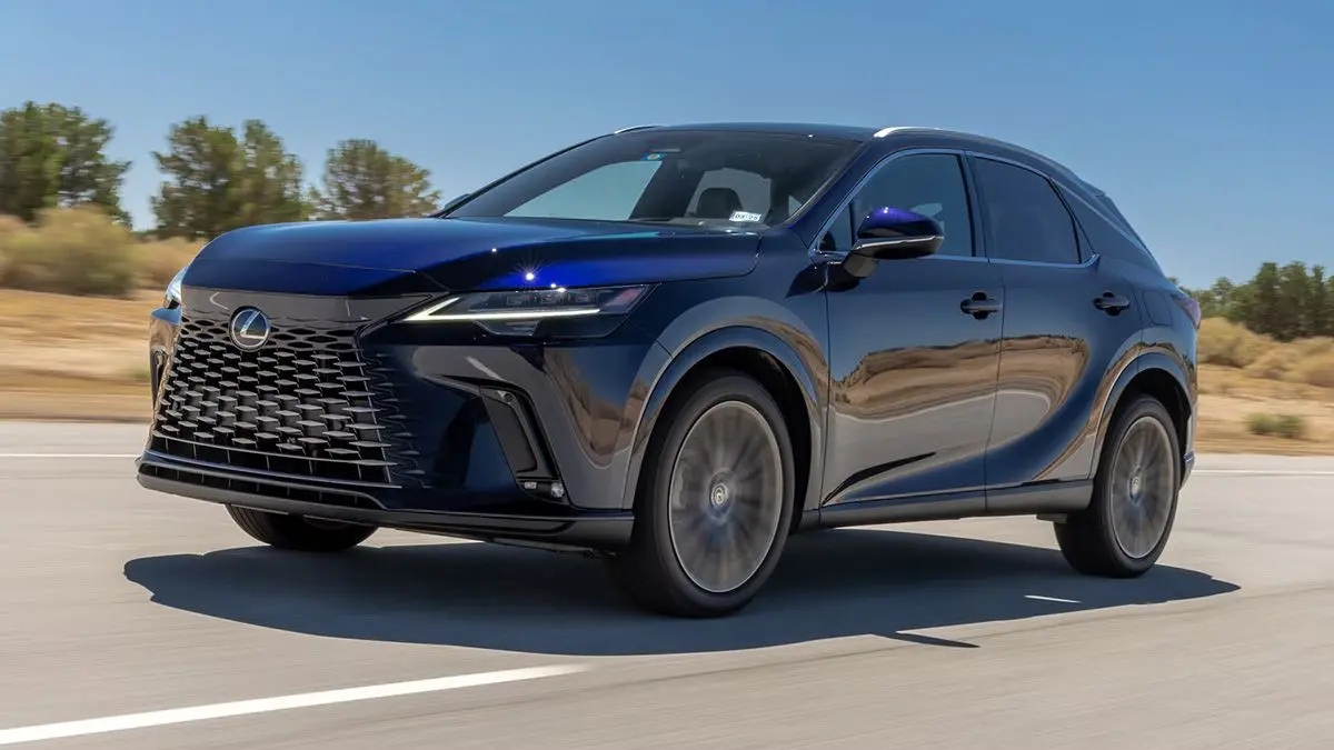 کابین داخلی Lexus RX با داشبورد دیجیتال و نمایشگر بزرگ