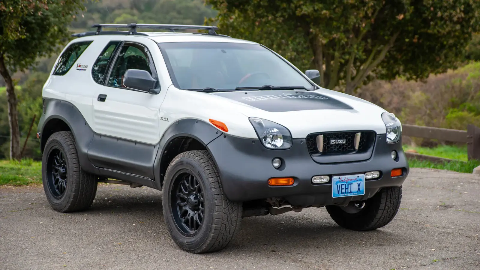 چرخهای بزرگ و لاستیکهای آفرود Isuzu VehiCROSS برای عبور از مسیرهای سنگلاخ