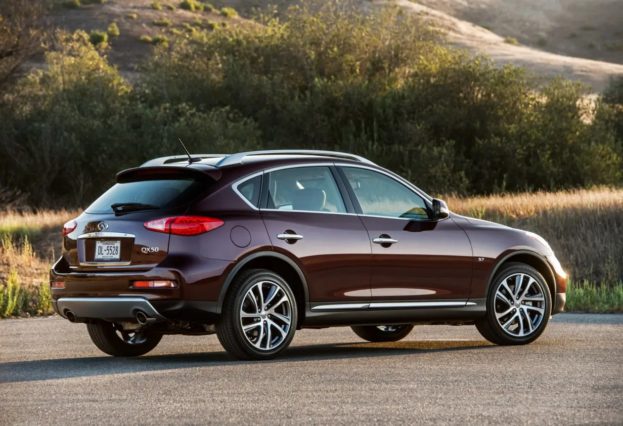 کابین داخلی Infiniti QX50 با داشبورد دیجیتال و سیستم اطلاعات و سرگرمی پیشرفته