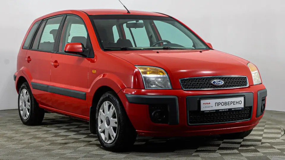 Ford Fusion با طراحی مدرن و چراغ‌های LED پیشرفته در جلوی خودرو