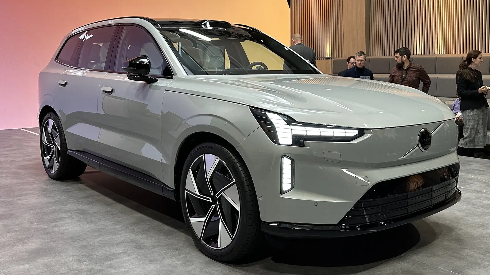 طراحی داخلی و صفحه نمایش قابل تنظیم Volvo EX90