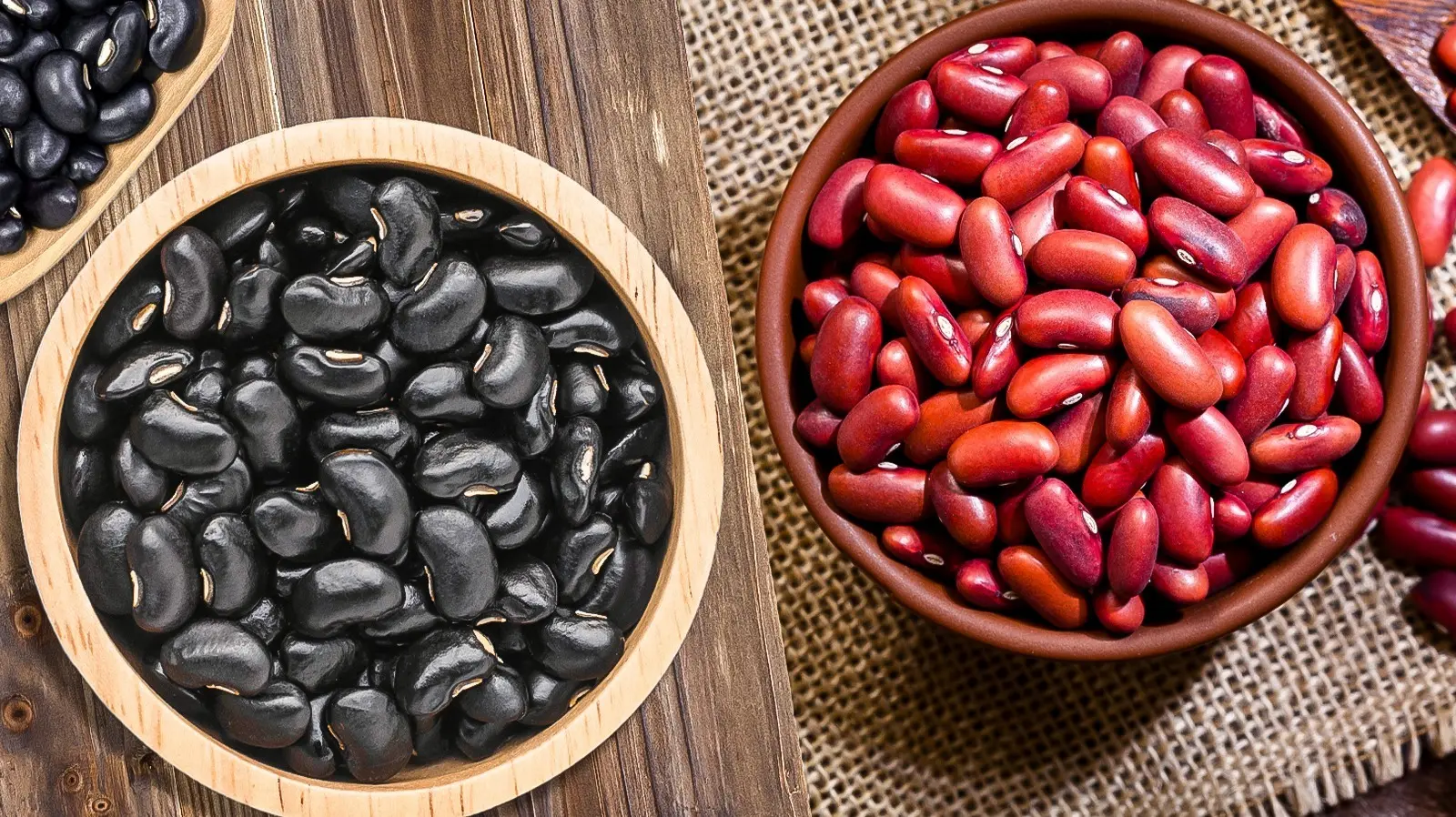 لوبیا پخته شده در ظرف سفالی برای آش