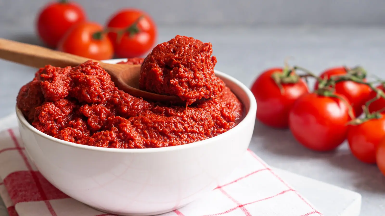 مجموعه‌ای از رب گوجه فرنگی با کیفیت مختلف برای مقایسه