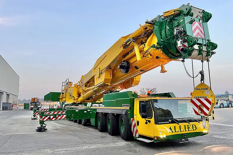 جرثقیل لایبهر LTM 1650 در حال حمل بار سنگین در یک کارگاه صنعتی