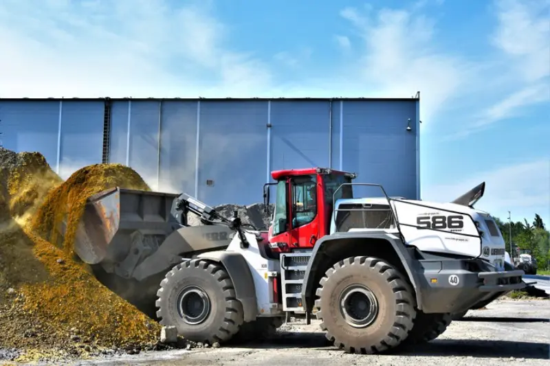لیبهر L 586 XPower در یک پروژه عمرانی با بار سنگین