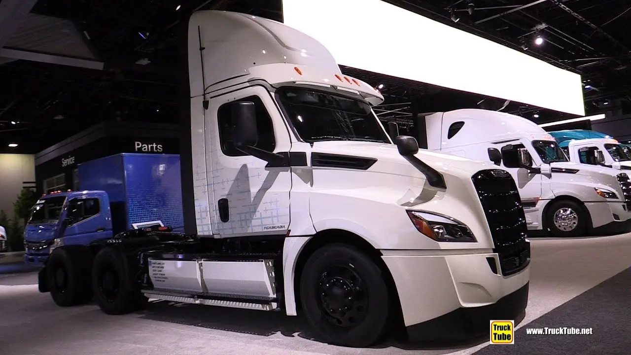 داخل کابین کامیون برقی Freightliner eCascadia با نمایشگر دیجیتال پیشرفته