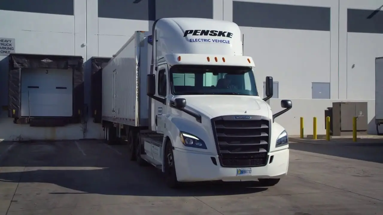 کامیون برقی Freightliner eCascadia در حال بارگیری در انبار