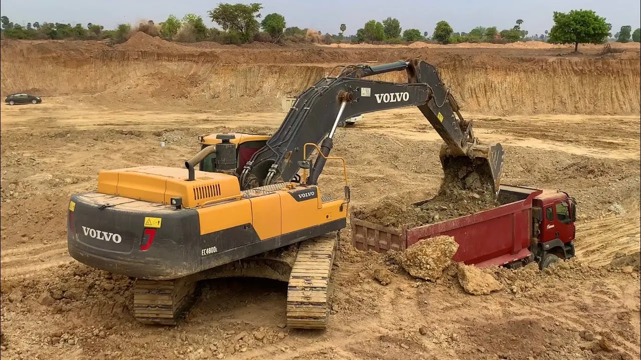 بیل مکانیکی Volvo EC480 در پروژه راه‌سازی