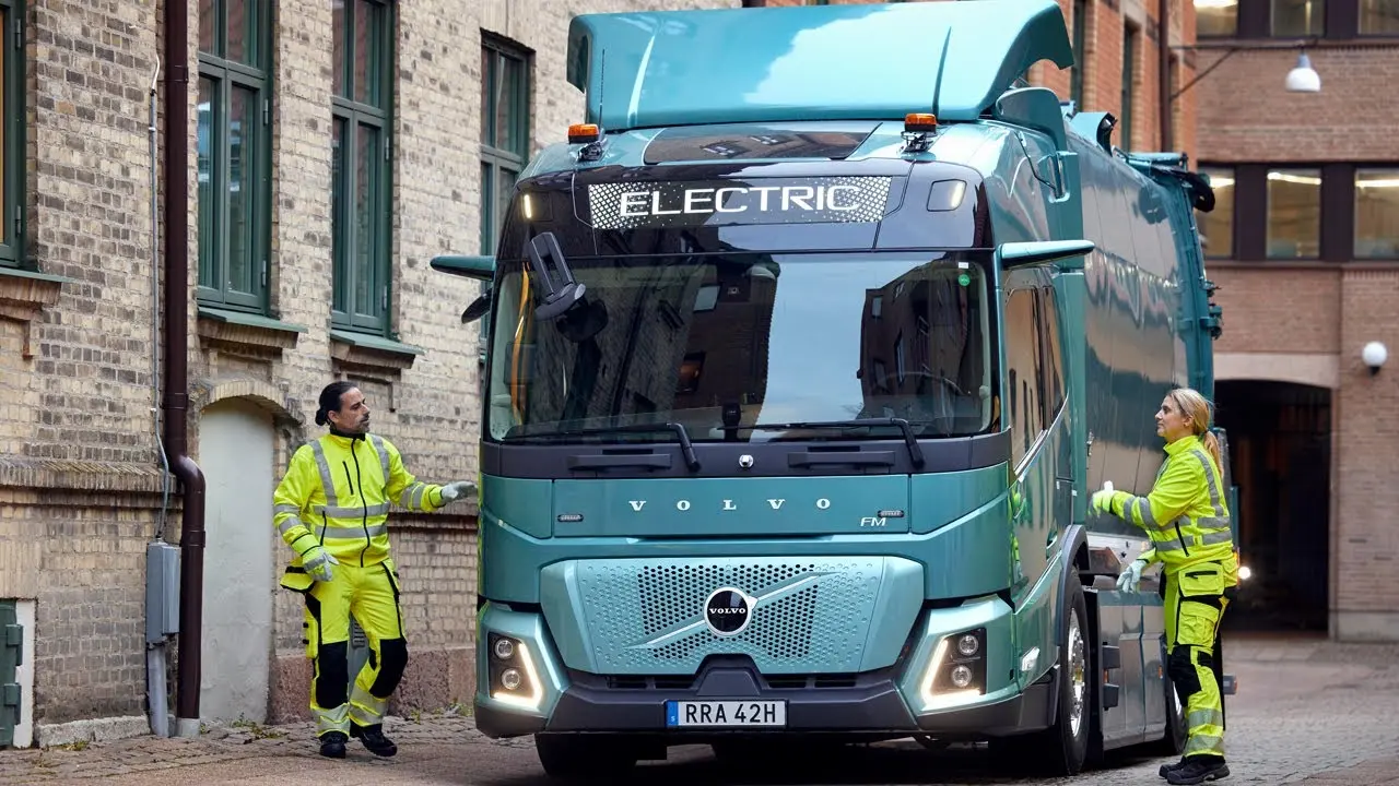 کامیون Volvo FM Low Entry در حال حمل بار در محیط شهری