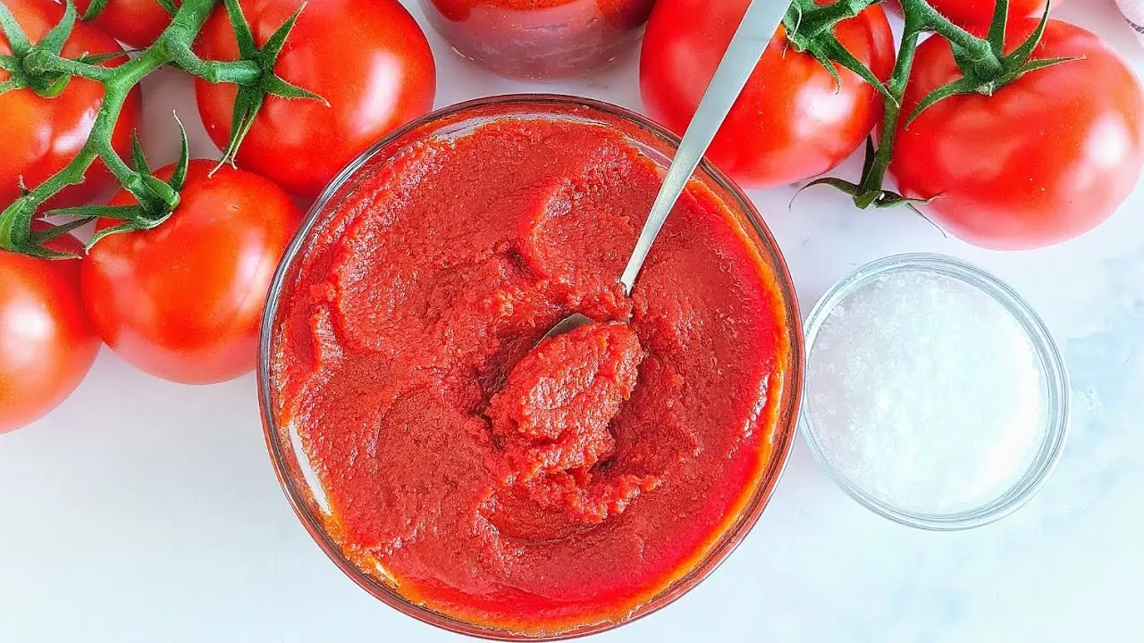 رب گوجه فرنگی در بسته‌بندی شیشه‌ای