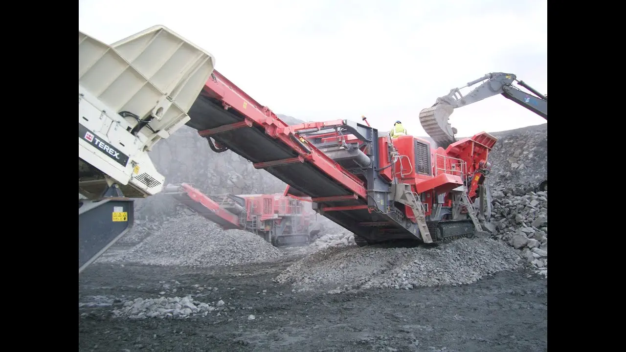 سنگشکن موبایل Terex Finlay J-1170 در حال کار در یک کارگاه معدنی