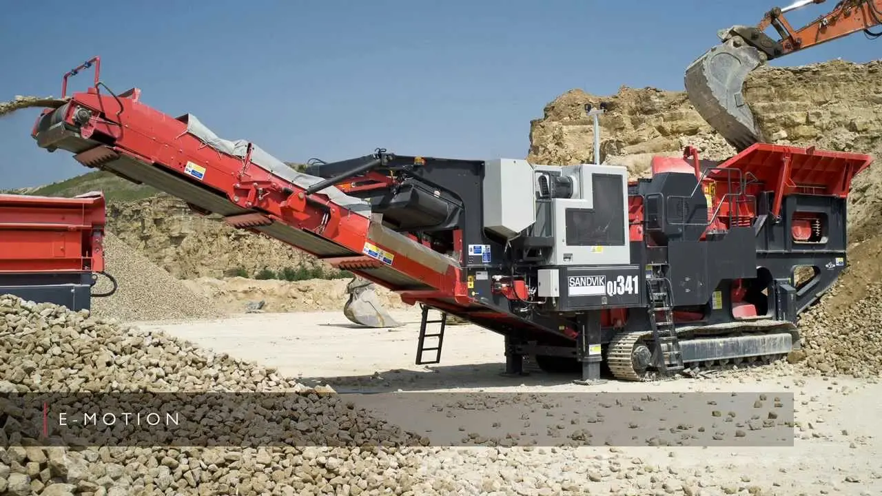 نمایی از سنگ‌شکن سیار Sandvik QJ341 در حال کار در یک پروژه معدنی