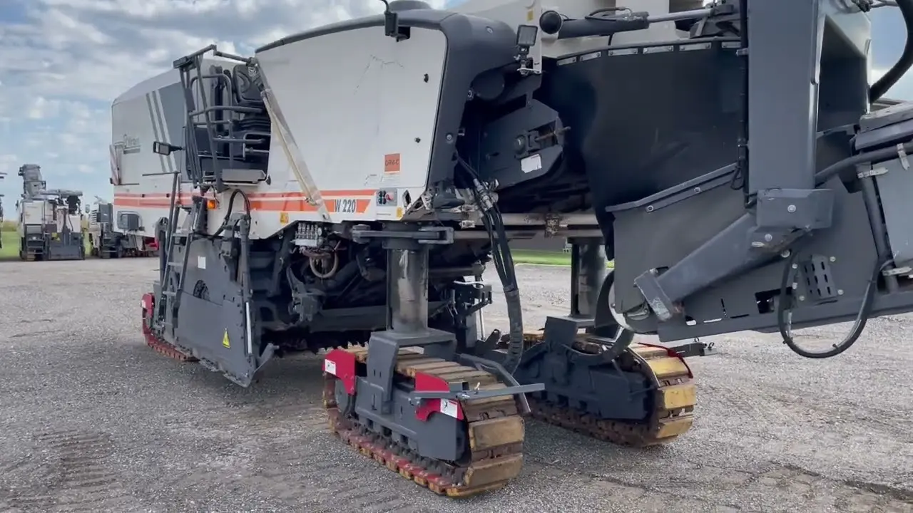 نظارت بر عملیات فرزکاری آسفالت با استفاده از دستگاه Wirtgen W 220i