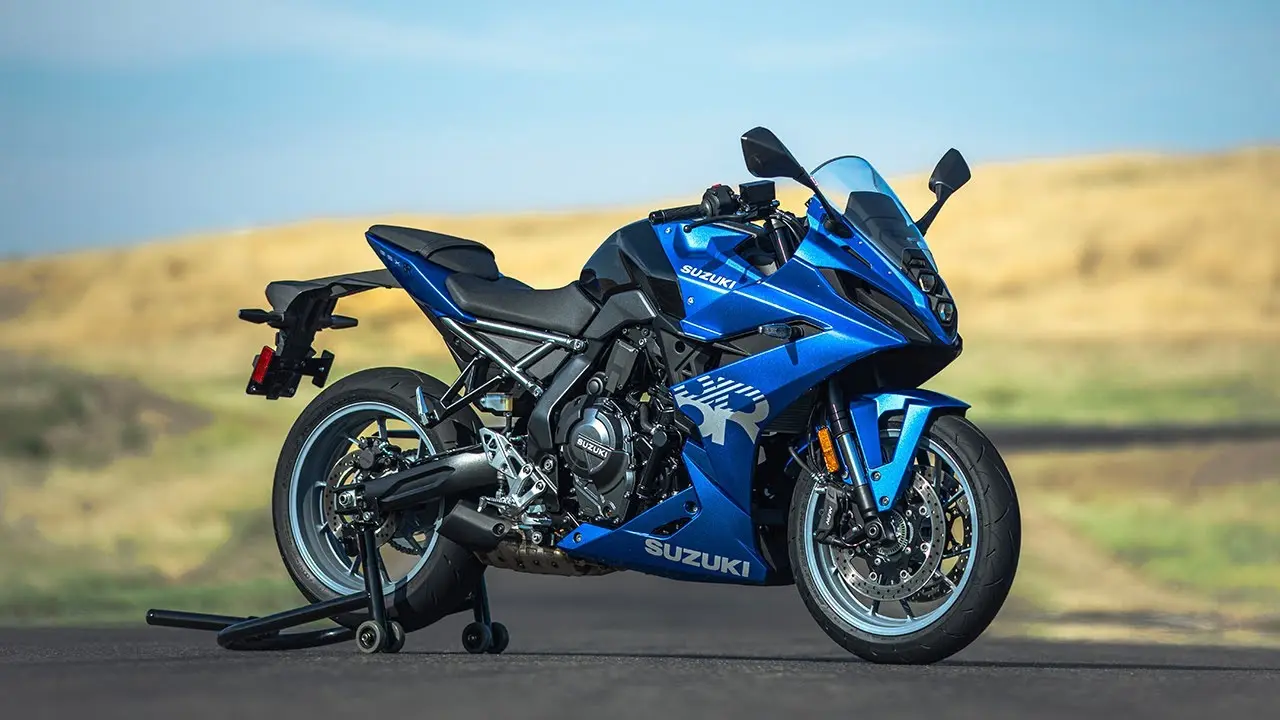 موتورسیکلت سواری Suzuki GSX-8R با طراحی اسپورت و بدنه مدرن