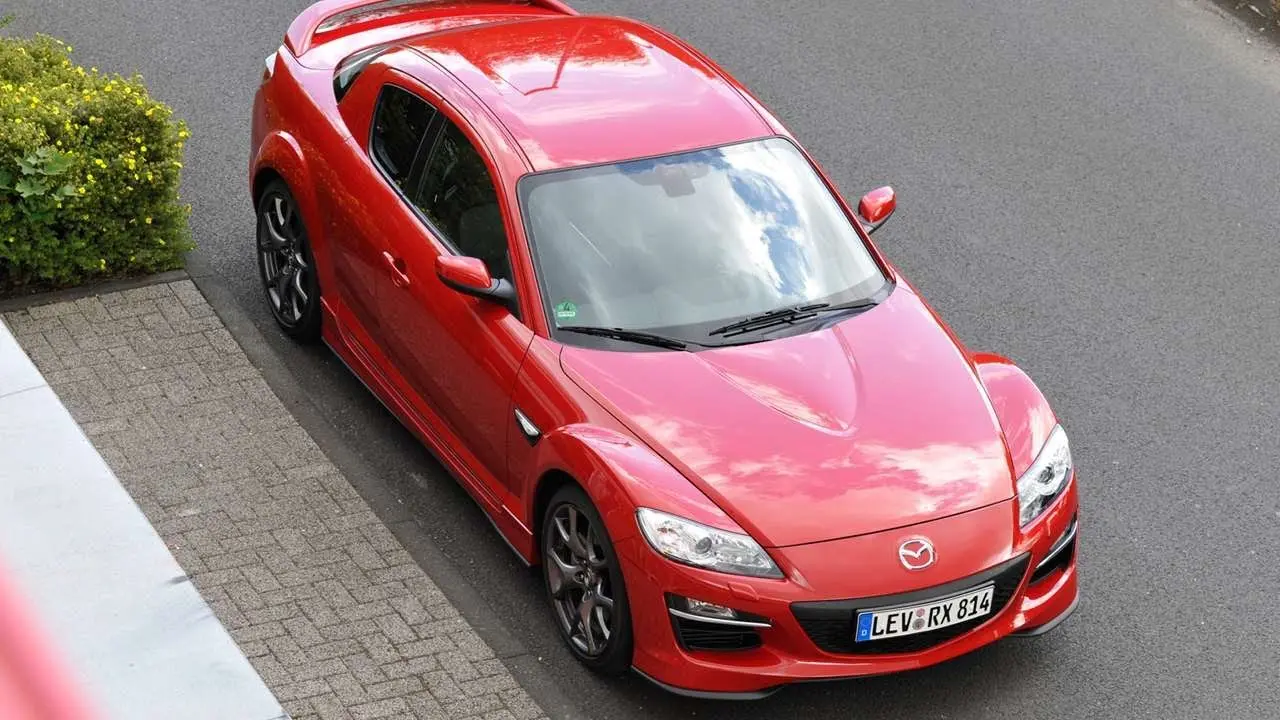 مزدا RX-8 با طراحی منحصر به فرد و خطوط تیز خود در نمایشگاه خودرویی