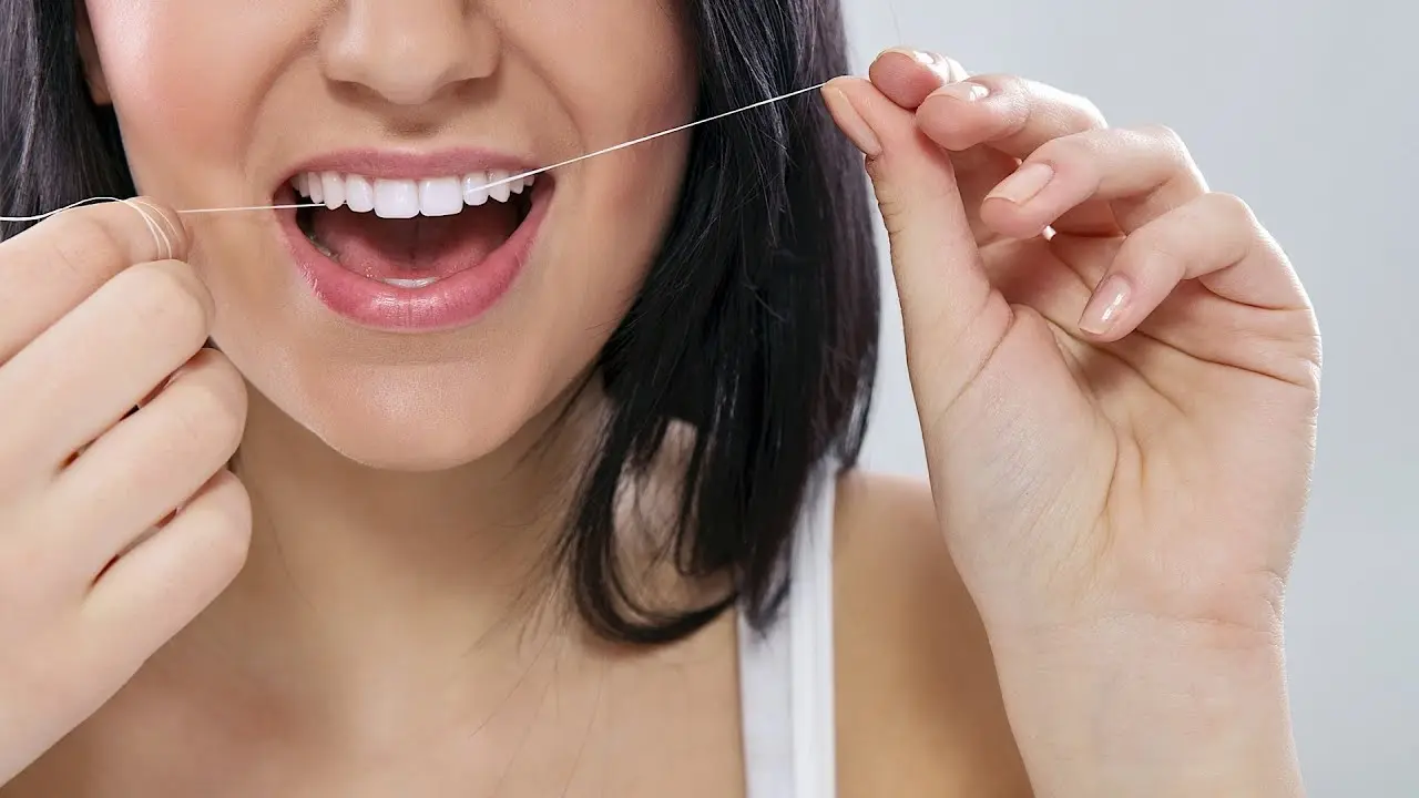 نمونهای از مسواک بین دندانی با ساختار نایلونی و دستگیره پلاستیکی