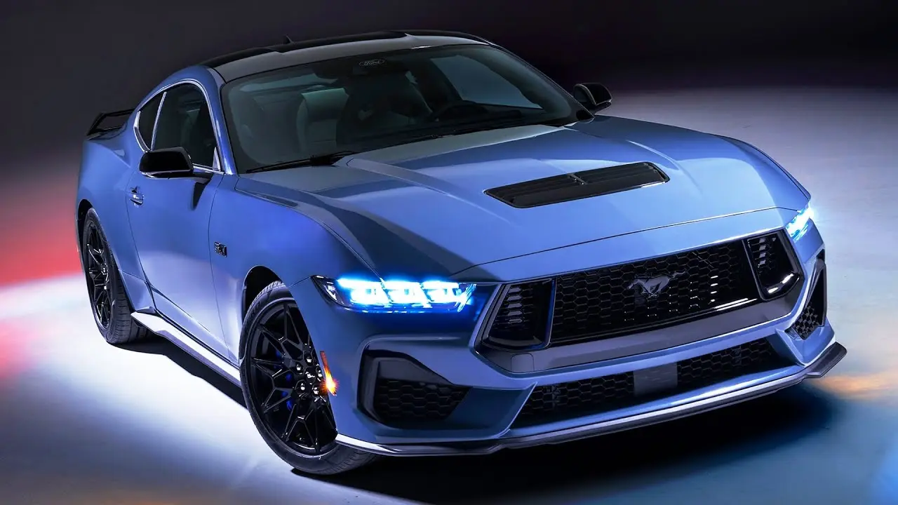 Ford Mustang در حال حرکت با طراحی ورزشی و خطوط هوایdinamic