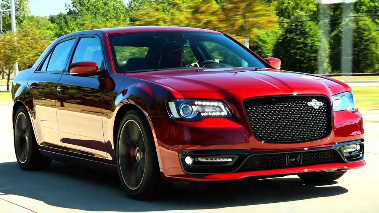 طراحی بیرونی Chrysler 300 با چراغهای LED و گریدیل بزرگ