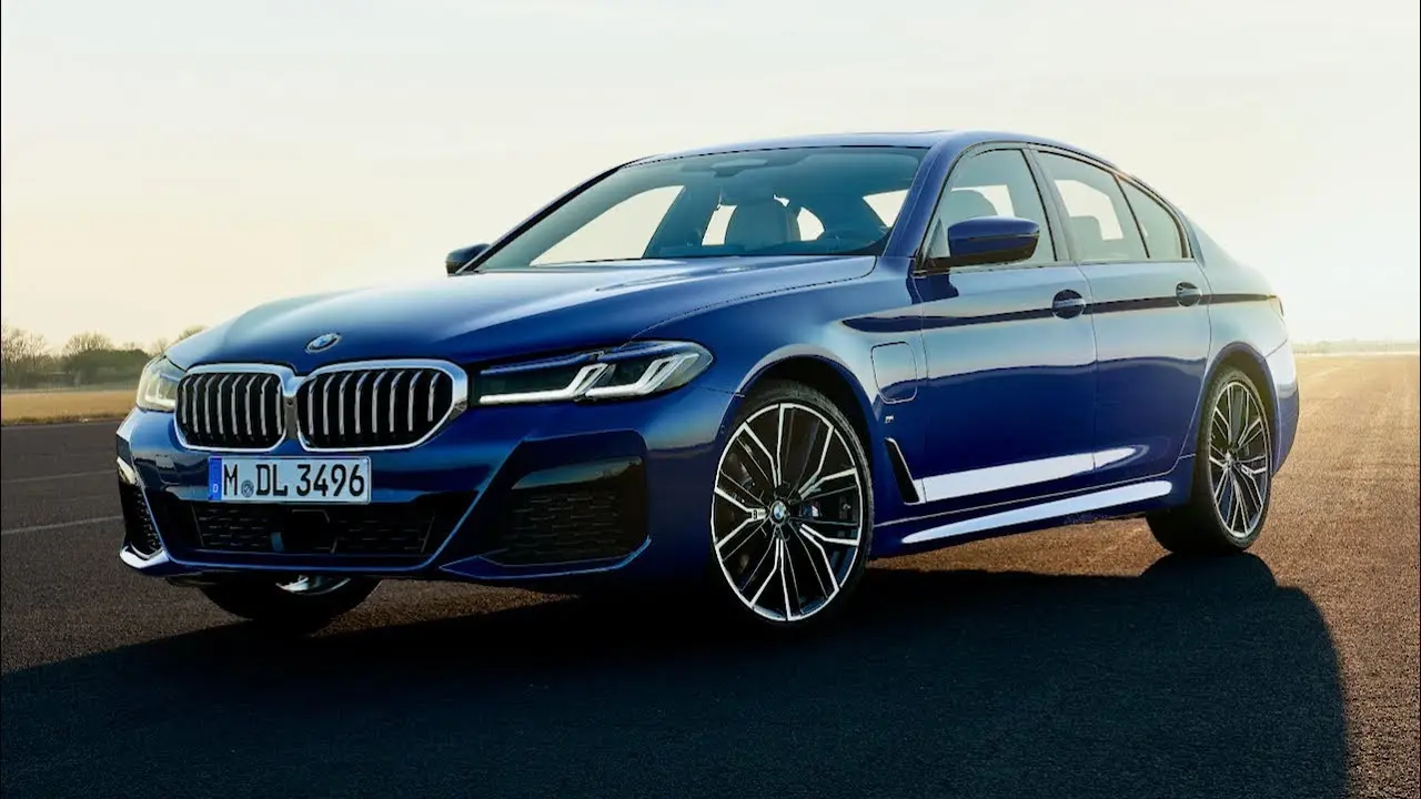 چراغ‌های جلو BMW 5 Series با طراحی مدرن و چراغ‌های روز LED