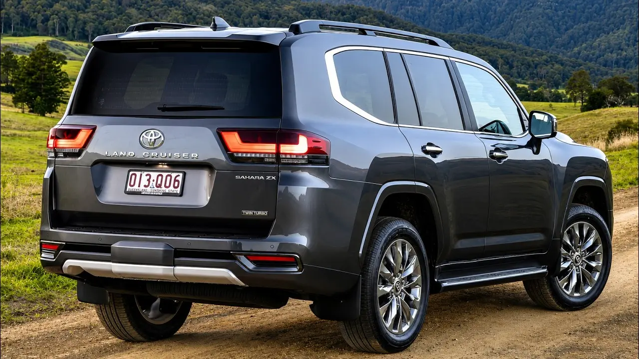 نمای جانبی یک Toyota Land Cruiser در مسیر آفرودی با سیستم تعلیق بالا و چرخهای بزرگ