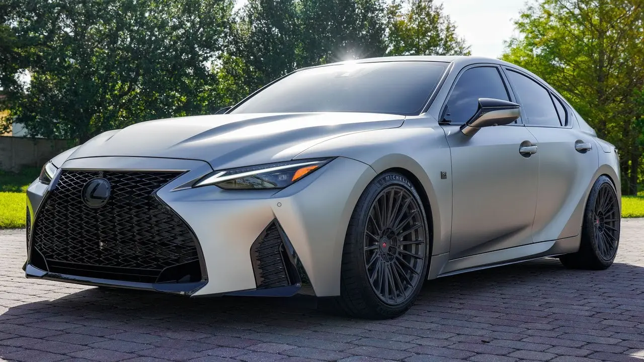 داشبورد و پنل مرکزی Lexus IS با نمایشگرهای دیجیتال