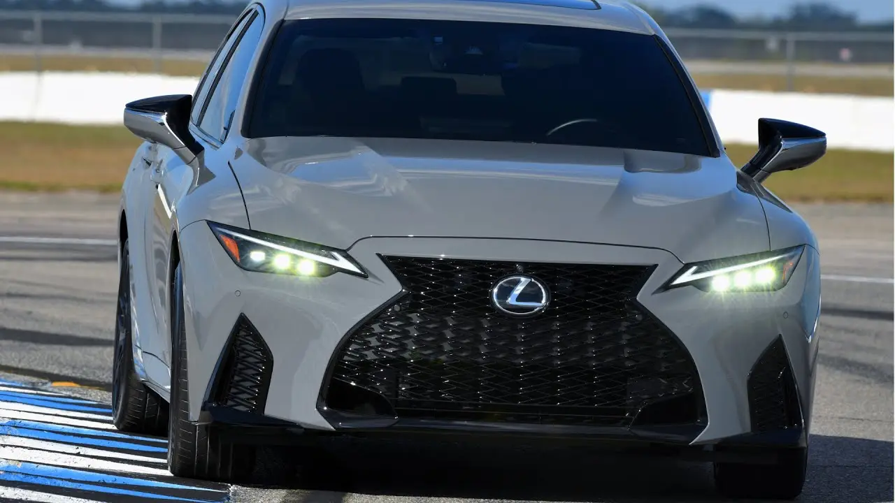 سیستمهای ایمنی پیشرفته و داشبورد دیجیتال Lexus IS