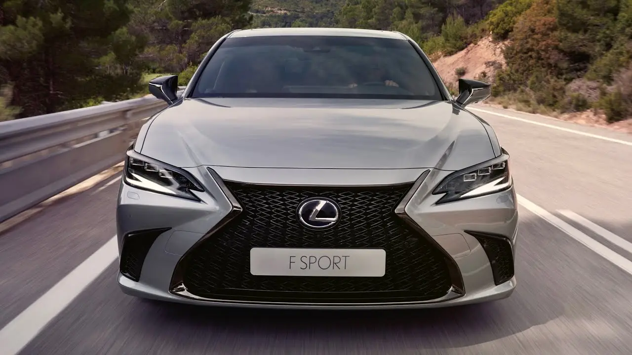 Lexus ES در حال حرکت با طراحی اسپورت و خطوط هوشمند