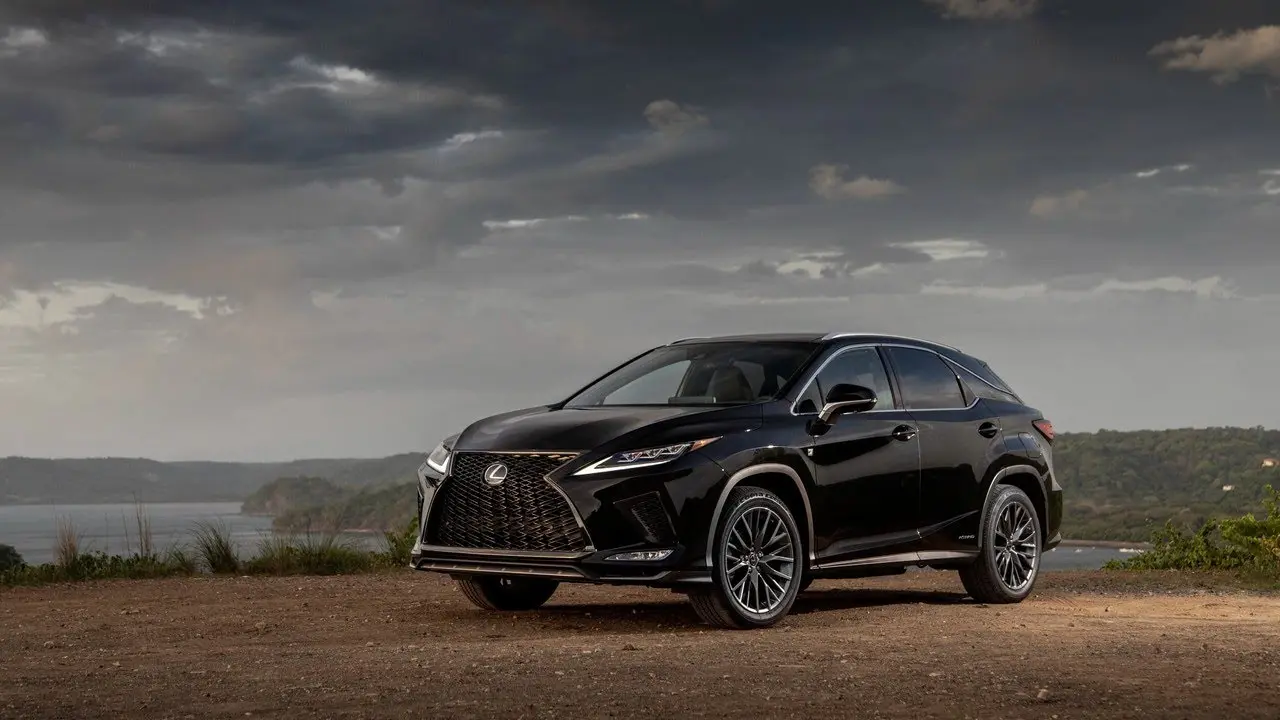 سیستم تعلیق و فرمان Lexus RX در حال رانندگی