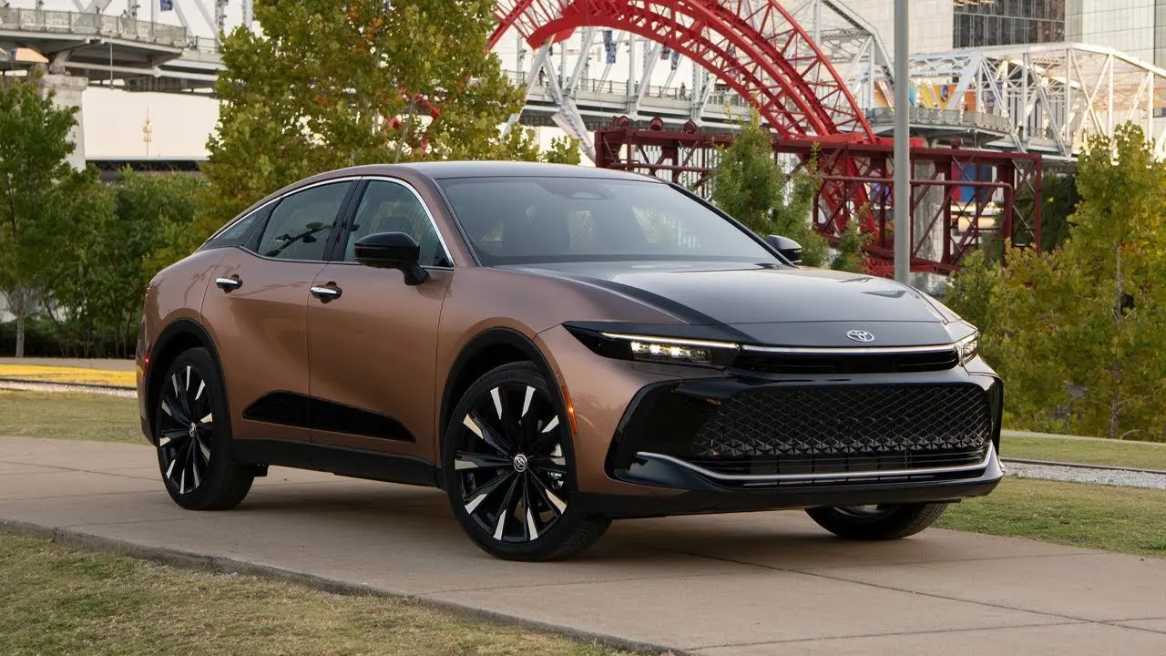 نسل سوم Toyota Crown با طراحی مدرن و موتور قوی