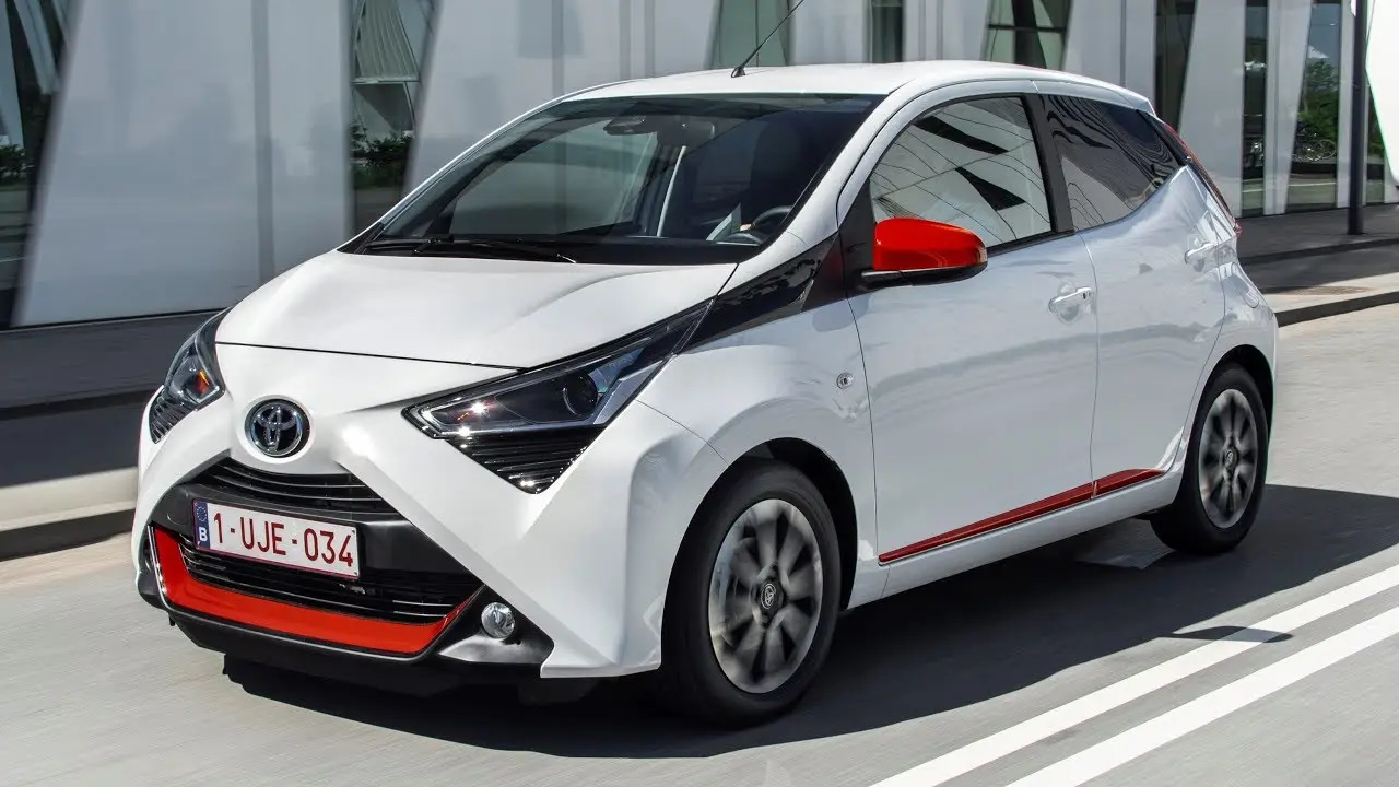 موتور و سیستم تعلیق خودرو Toyota Aygo در کارگاه تعمیرات