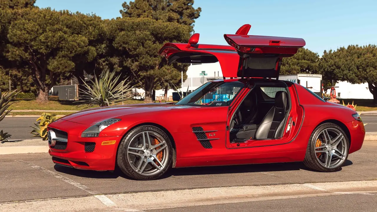 داخل کابین مرسدس بنز SLS AMG با مواد لوکس و طراحی دقیق