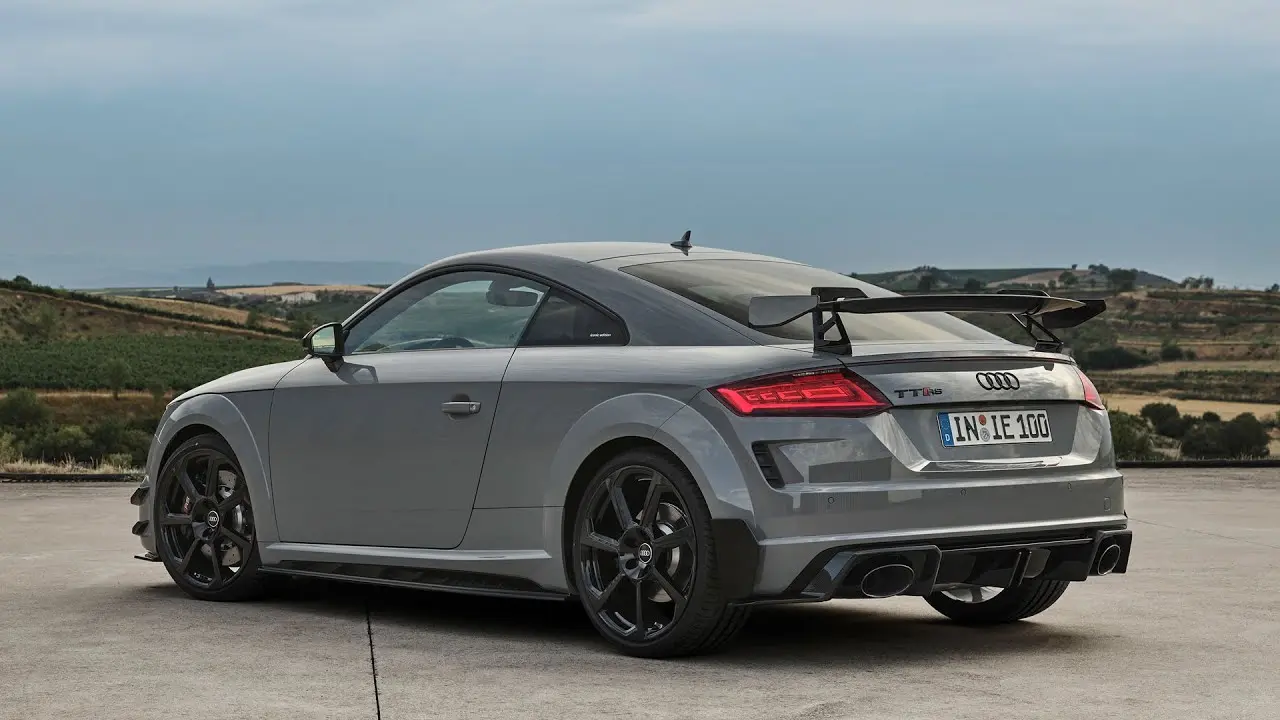 داشبورد و سیستم اطلاعات و سرگرمی MMI در داخل کابین Audi TT
